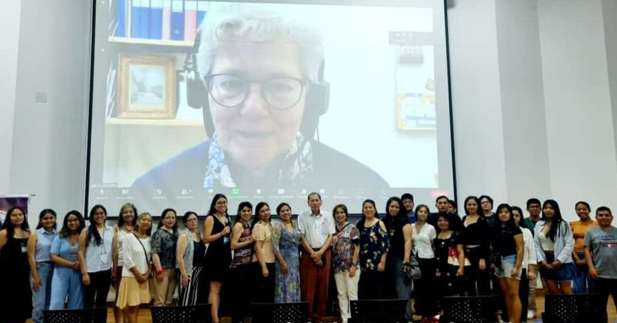 Asistentes al evento junto a la exposición de la Dra. Anne L'Huillier en la primera fecha del evento